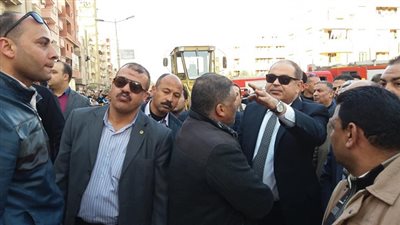 محافظ الغربية ومدير الامن يصلان الى موقع العقار المنهار بالمحلة