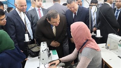 سعفان يطمئن على العاملين بشركة للملابس الجاهزة ببني سويف