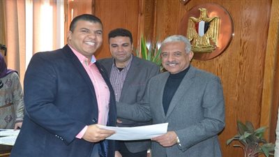 بالصور.. محافظة السويس تكرم فريق العمل المنظم لمؤتمرالمشروعات الصغيرة