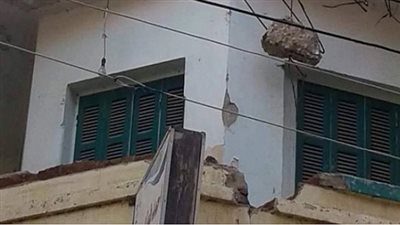 سقوط بلكونة منزل على عامل بكفر الزيات