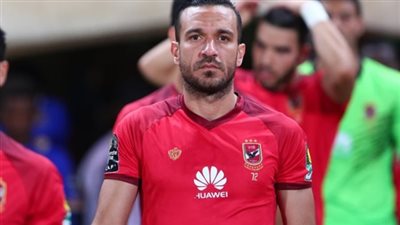 معلول يطالب بمليون دولار لتجديد عقده