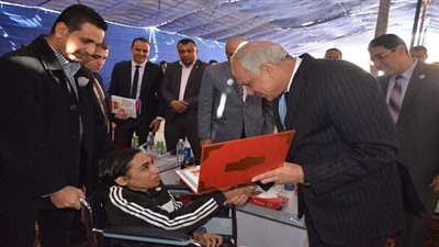 محافظ الجيزة يوزع جوائز على المشاركين ويشيد بنجاح المهرجان