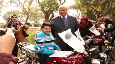 محافظ القاهرة يسلم 12 دراجة بخارية لذوى الاحتياجات الخاصة