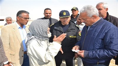 بالصور.. محافظ السويس في جولة تفقدية بالجناين والكورنيش القديم