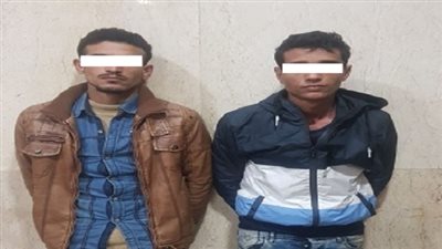 ضبط شخصين بحلوان حال قيامهما بعرض سيارة من متحصلات واقعة سرقة