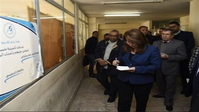 في زيارة مفاجأة.. غادة والي تزور مكتب تأمينات المقاولات المركزي وتوجه بحسن معاملة الجمهور
