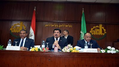 محافظ القليوبية وعميد زراعة عين شمس يكرمان  الحاصلين على دورة التصنيع الغذائي والألبان