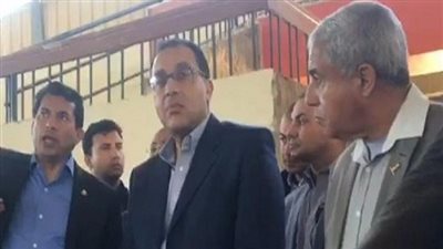 توقف موكب مدبولي للاطمئنان على ركاب سيارة انقلبت بأسوان