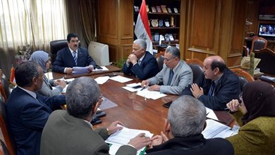 محافظ القليوبية يعقد إجتماعا لمناقشة الخطة الإستثمارية لمدينة شبرا الخيمة