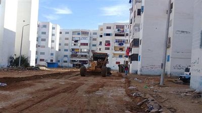 حى عتاقة يواصل تغطية غرف تفتيش الصرف الصحي