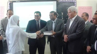 السكرتيرالعام يشهد تسليم جهاز التابلت لطلاب الصف الأول الثانوي بمدرسة الزهور الثانوية