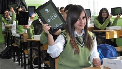 تعليم السويس تناشد اولياء امور طلاب الصف الاول الثانوى بسداد 100 جنيه لاستلام التابلت