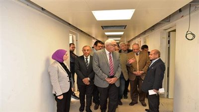 رئيس جامعة المنصورة يتفقد التجهيزات النهائية  لوحدة زراعة النخاع بمركز الأورام