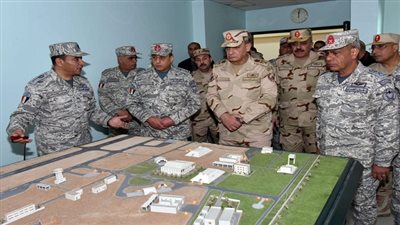 الفريق أول محمد زكى يتفقد الأنشطة التعليمية بالكلية الجوية