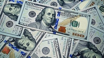 الدولار يرتفع أمام العملات الرئيسية اليوم