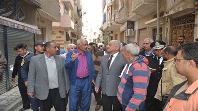 بالصور.. محافظ السويس يكلف مسؤول الاسكان سرعة نقل متعلقات سكان العقار الآيل للسقوط