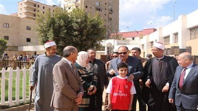 محافظ الفيوم يتفقد أعمال الحملة القومية لمسح أمراض الأنيميا والسمنة والتقزم لتلاميذ المدارس