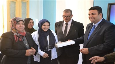 بالصور.. نائب محافظ السويس يوزع التابلت على طلاب الثانوى  