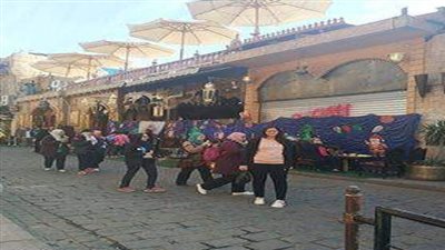طلبة إدارة النزهة التعليمية في شارع المعز لتفعيل مبادرة القاهرة جميلة
