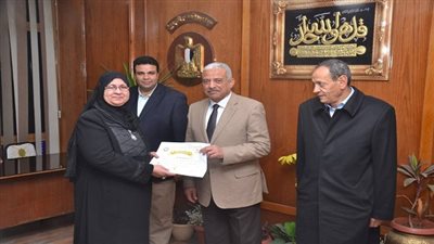 بالصور.. محافظ السويس يكرم العاملين بالديوان العام لبلوغ السن القانونية