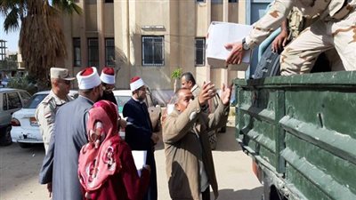  اوقاف السويس توزع بطاطين وسلع غذائية على اهالى القطاع الريفى   