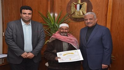 بالصور.. محافظ السويس يكرم 37 من العاملين بالأحياء لبلوغهم السن القانونية