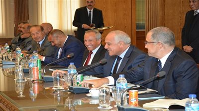 محافظ الجيزة يلتقى بـ 25 رجل أعمال ومستثمر ورواد الصناعات لبحث التعاون وتنمية المحافظة