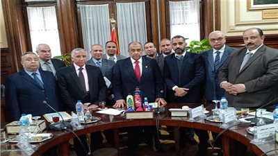 وزير الزراعة يستقبل عدد من شباب الباحثين نجحوا في انشاء وحدة لانتاج المنظفات 