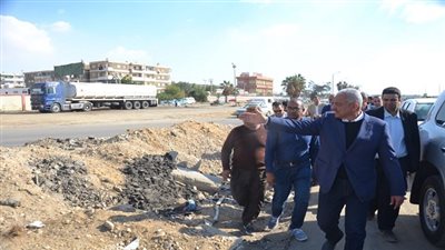 بالصور.. المحافظ  يتابع أعمال التطوير والتجميل على طريقي 