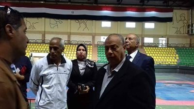 محافظ البحر الأحمر يتابع التجهيزات النهائية للصالة المغطاة 