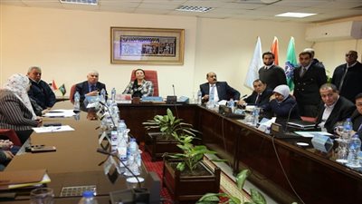 وزيرة البيئة تستعرض خطة شركة الورق الأهلية بالأسكندرية لإقامة محطة صرف صناعي متطورة