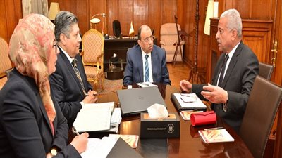 وزير التنمية المحلية يواصل سلسلة اللقاءات مع المحافظين