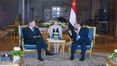 الرئيس السيسي يستقبل رئيس جمهورية رومانيا بشرم الشيخ