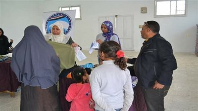 بالصور.. مستقبل وطن بالسويس ينظم معرض خيرى لتوزيع الملابس بالمجان