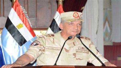 وزير الدفاع يتفقد وحدة التدريب الأساسى للمشاة