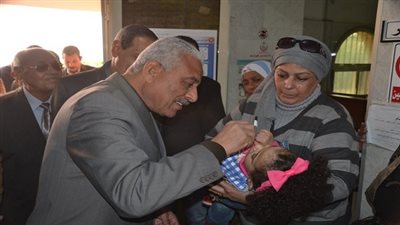 محافظ السويس يشارك في تطعيم مواليد المحافظة ضد شلل الاطفال 