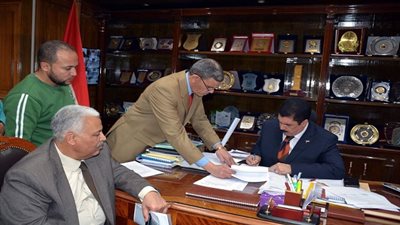 محافظ القليوبية يوقع عقود الدفعة الثالثة لتقنين الوضع على أملاك الدولة