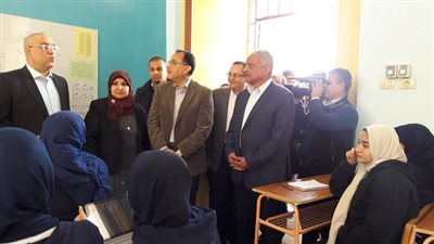 رئيس الوزراء يناقش طالبات مدرسة السويس الثانوية بنات القديمة