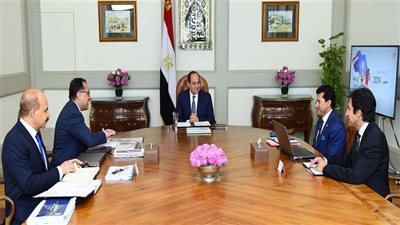الرئيس السيسي يجتمع مع رئيس الوزراء ووزير الشباب والرياضة