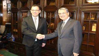 شاكر يستقبل وزير بيئة الأعمال والتجارة والاستثمار الروماني