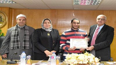 رئيس جامعة المنصورة يكرم حفظة القرآن الكريم من الطلاب 