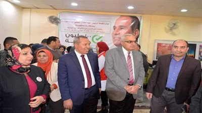 بالصور.. رئيس جامعة المنصورة يتابع الكشف الطبي بمبادرة ١٠٠ مليون صحة 