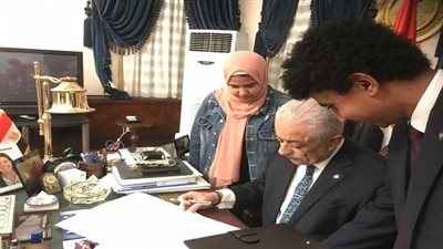 بحضور ممثل الطلاب وزير التربية والتعليم والتعليم الفني يعتمد جدول امتحانات الثانوية العامة للعام الدراسي 2018/2019