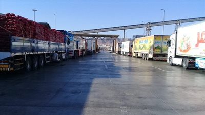 اليوم .. تداول 533 شاحنة بضائع و65 سيارة بموانىء البحر الاحمر