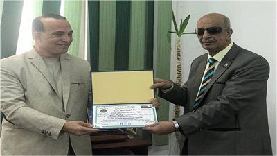 المصرى لحقوق الانسان بالسويس يكرم مدير عام التأمين الصحى