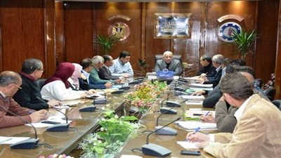 بحث تنفيذ قرارات إزالة العقارات الآيلة للسقوط  فى السويس 