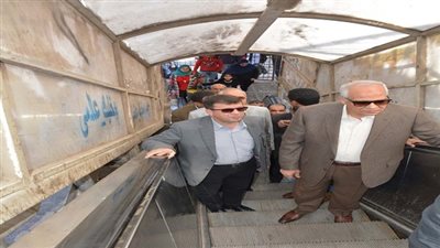 محافظ الجيزة يعاين السلم الكهربائى بارض اللواء ويتفقد أعمال تركيب الانترلوك بشارع 306