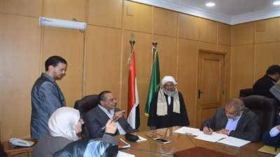فحص شكاوي مواطني الفيوم وغلق مقهي بدون ترخيص وتوفير اعتمادات مالية للطرق ومساعدات مالية بالفيوم