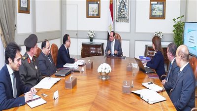 الرئيس السيسي يجتمع مع رئيس الوزراء ووزراء التضامن الاجتماعي والمالية وقطاع الأعمال العام