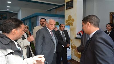 محافظ الجيزة يتفقد حملة 100 مليون بشارع المطار والاقصر بأمبابة